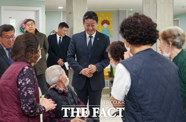 김진경(오른쪽 네 번째) 경기도의회 의장이 21일 시흥시 엘림양로원 방문해 어르신들과 대화하고 있다./경기도의회