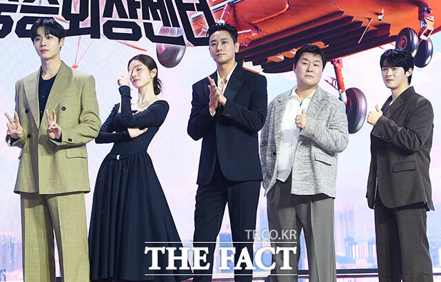 배우 추영우와 하영, 주지훈, 윤경호, 정재광(왼쪽부터) 21일 오전 서울 강남구 그랜드인터컨티넨탈 서울파르나스에서 열린 넷플릭스 새 오리지널 시리즈 중증외상센터 제작발표회에 참석해 포즈를 취하고 있다. /서예원 기자