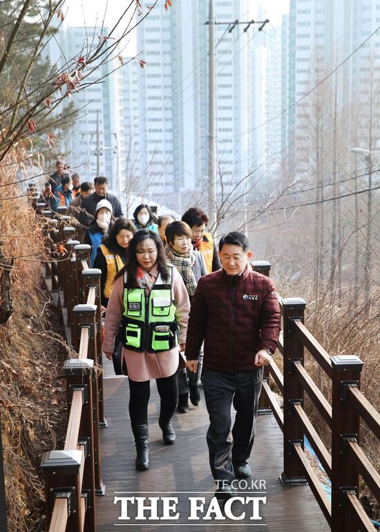 서철모 대전 서구청장이 20일 을사년 새해를 맞아 복수동 주요사업 완료 현장을 방문해 주민과의 소통 행정에 나섰다. 사진은 서철모 구청장이 복수초등학교 보행로 확장사업 완료 현장을 주민과 함께 걷고 있는 모습./대전 서구