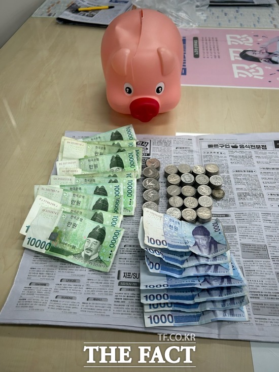대전 서구 도마1동 행정복지센터는 20일 익명의 기부자로부터 돼지저금통 이웃돕기 성금 15만 8100원을 기탁받았다. 사진은 기탁된 돼지저금통./대전 서구