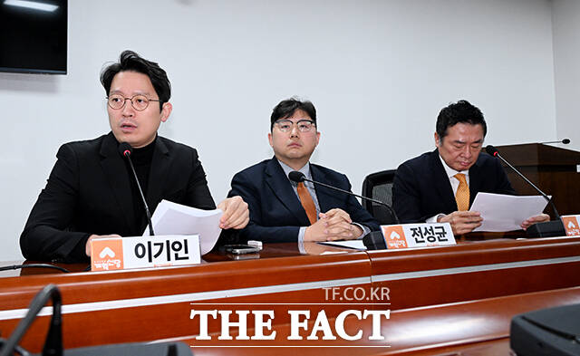 발언하는 이기인 최고위원(왼쪽).