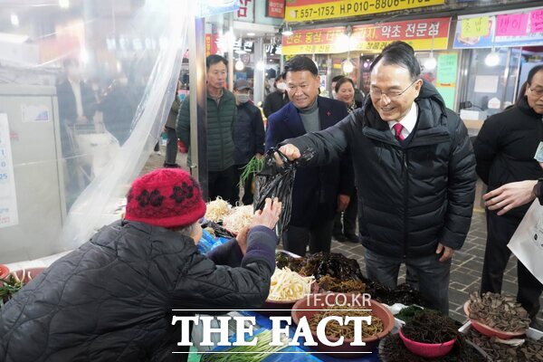 21일 박상돈 천안시장이 설 명절을 맞아 성환이화시장에서 장을 보고 있다. /천안시