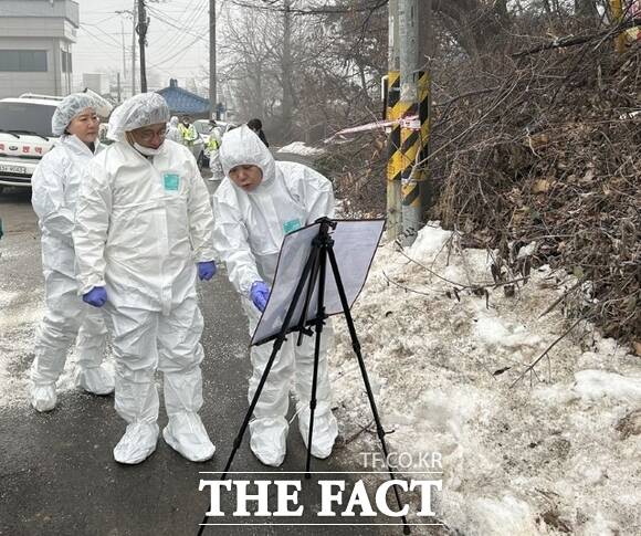 오후석 경기도 행정2부지사(가운데)가 21일 경기도 양주시 아프리카돼지열병 발생 농가를 찾아 방역 상황을 긴급 점검하고 있다./경기도