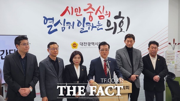 조원휘 대전시의회의장이 21일 대전시의회 기자실에서 기자간담회를 갖고 2025년도 의정활동 방향에 대해 발표하고 있다. 왼쪽부터 정명국 행정자치위원장, 민경배 예산결산특별위원장, 이금선 교육위원장, 조원휘 대전시의회의장, 이용기 운영위원장, 이효성 복지환경위원장./정예준 기자