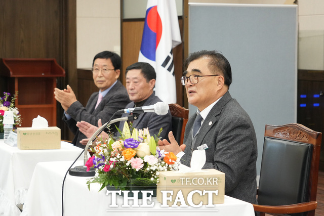 서천군이 새해를 맞아 추진한 열린 군정 군민과의 대화에서 김기웅 서천군수(오른쪽)가 군민들의 건의사항을 청취하고 있다. /서천군