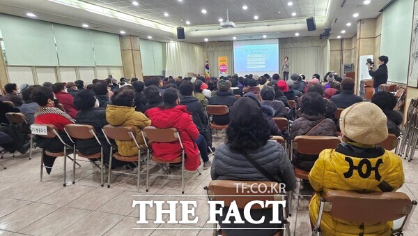 천안시 관계자가 노인일자리 참여자를 대상으로 ‘찾아가는 교통안전교육’을 진행하고 있다. /천안시