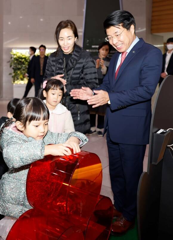 송파구 사립유치원 원아들이 송파구청 사랑의 온도탑에 방문해, 소중히 모아온 용돈을 따뜻한 겨울나기 사업의 일환인 사랑의 저금통 모금액으로 전달했다. /송파구