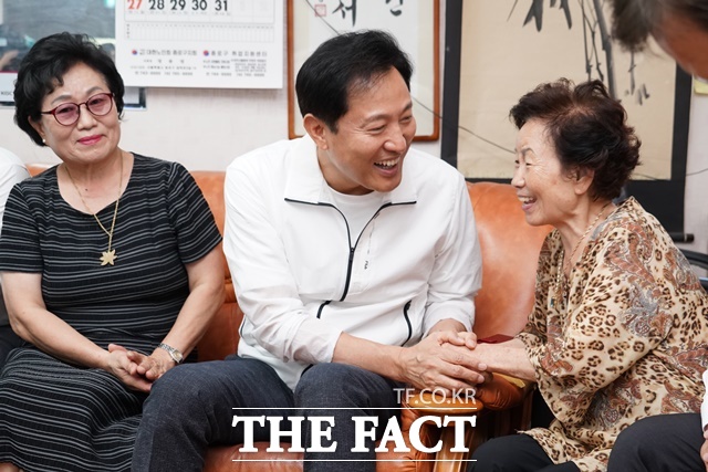 서울시가 약자와의 동행 기조에 맞춰 올해도 폭넓은 지원을 이어 나간다. 사진은 오세훈 서울시장(가운데)이 종로구 동원경로당 무더위쉼터를 방문해 주요 시설을 살피고 어르신들과 이야기를 나누고 있는 모습으로 기사의 특정 사실과 무관함. /서울시