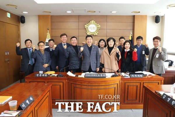 20일 천안시의회 건설도시위원회 위원들이 천안시 건설안전교통국, 도시주택국, 맑은물사업본부, 공원녹지사업본부 등 소관 부서와 2025년도 주요업무 추진 간담회를 개최한 후 기념사진을 찍고 있다. /천안시의회