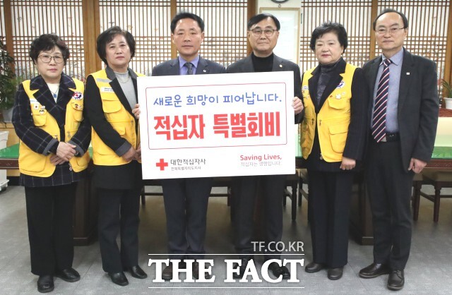 정읍시의회는 21일 대한적십자사 전북지사에 2025년 대한적십자사 특별회비를 전달하며 따뜻한 나눔의 뜻을 전했다. /정읍시의회