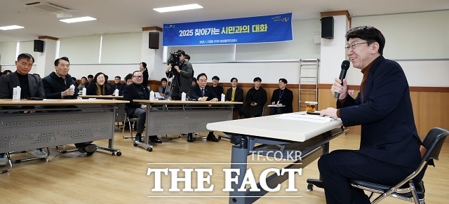 우범기 시장은 21일 호성동주민센터를 찾아 2025 찾아가는 시민과의 대화의 첫 일정을 소화했다. /전주시