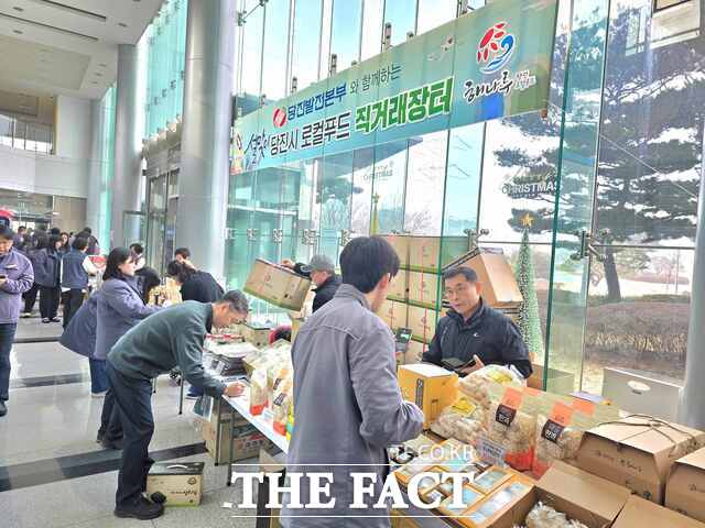 당진발전본부는 20일 본부 및 협력업체 임직원을 대상으로 사옥 내에서 설맞이 로컬푸드 직거래장터를 열었다. /당진발전본부