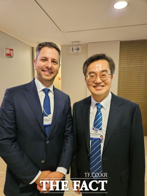 김동연 경기도지사가 미국 아처의 공동창립자인 애덤 골드스타인과 기념촬영을 하고 있다. /경기도
