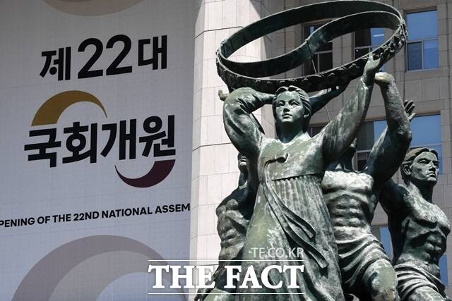 정치인에게 명절은 더 바쁜 법이다. 정신없는 국회 일정으로 미뤄왔던 지역구 인사를 다니는 것은 물론 새로운 정국 구상을 위한 민심 탐방에도 여념이 없다. 일하는 정치인 눈도장을 찍어야 하는 초선 국회의원들에겐 더욱 중요한 시기다. 22대 국회 초선의원들은 <더팩트>에 설 연휴 계획을 전해왔다. /남윤호 기자