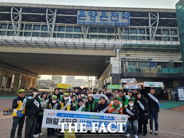 21일 온양온천 전통시장에서 겨울철 화재 예방과 안전 관리를 위한 제353차 안전점검의 날 캠페인 참가자들이 기념사진을 찍고 있다. /아산시