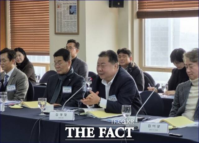 21일 열린 전국평생학습도시 협의회 정기총회에서 김경일 경기 파주시장(왼쪽부터 3번째)이 제12대 전국 평생학습도시협의회 이사로 선출된 뒤 인사말을 하고 있다./파주시