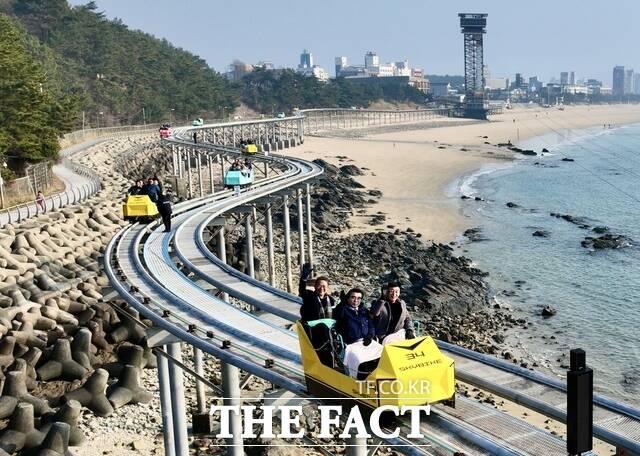 김동일 보령시장과 관계자들이 보령시 대천해수욕장에 새로 도입된 스카이바이크(전동바이크)를 시승하고 있다. /보령시