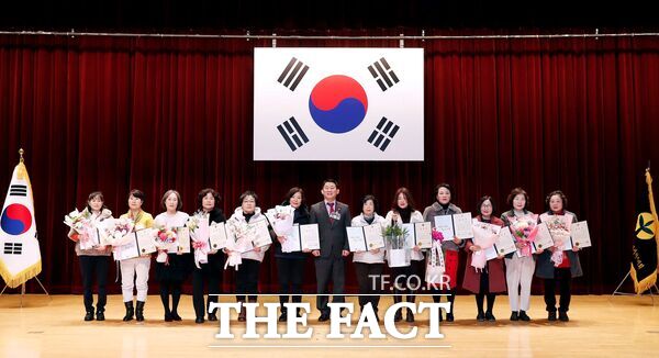 대전 서구 새마을부녀회는 22일 서구청 구봉산홀에서 김화자 회장을 비롯한 각 동 부녀회장과 지도자 및 관계자 90여 명이 참석한 가운데 2025년 새마을부녀회 정기총회를 개최했다. 사진은 온기나눔 실천 유공자 표창 수상 모습./서구