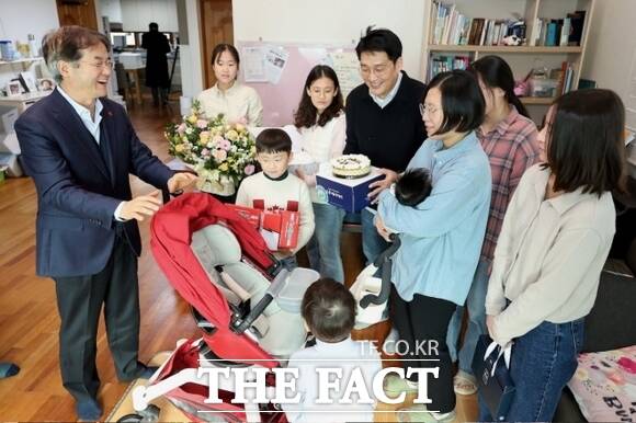 이동환 경기 고양시장이 최근 7번째 아이를 출산한 백 모 씨, 임 모 씨 가정을 찾아 축하 인사를 건네고 있다./고양시