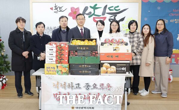 민경배 대전시의회 의원(중구3, 국민의힘, 예산결산특별위원장)이 설 명절을 맞아 22일 한부모가족복지시설인 홀트아침뜰을 찾아 위문품을 전달하고 온정을 나눴다./대전시의회