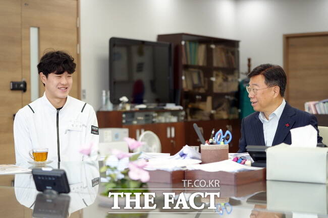 황건열 성남시청 필드하키팀 선수가 22일 신상진 성남시장과 입단 축하 차담을 갖고 있다. /성남시