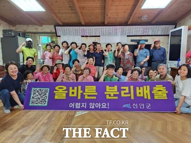 신안군이 찾아가는 자원순환 캠페인을 통해 지역 주민들에게 자원순환의 중요성을 알리고 올바른 재활용 방법을 안내하며 주민들의 참여를 독려하고 있다. /신안군