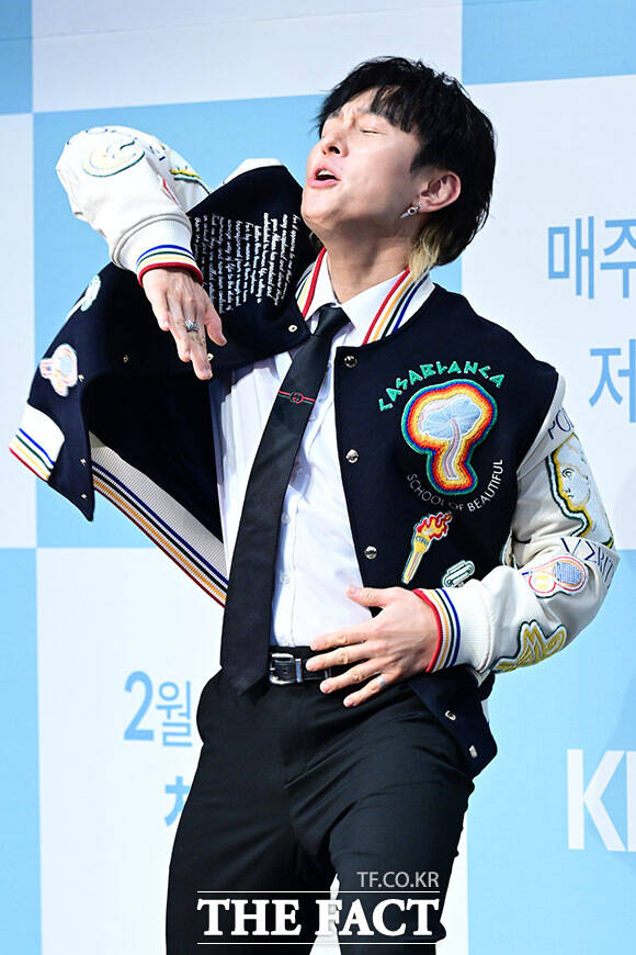 무아지경 춤사위 펼치는 김동완.