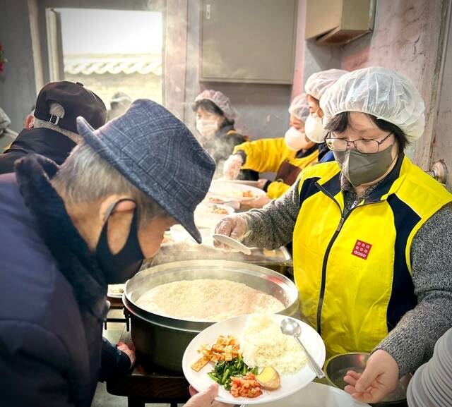 지난 21일 서울시 종로구 사회복지원각에서 아성다이소 임직원들이 무료 배식 봉사활동을 펼치고 있다. /아성다이소