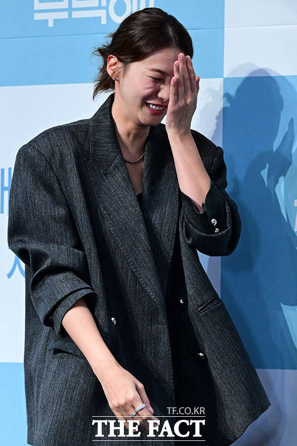 유혹의 포즈를 취했던 유인영이 부끄러워하는 모습.