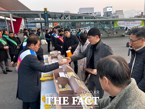 농협 대전본부는 21일 대전역 서광장에서 대전시민들을 대상으로 김영훈 본부장을 비롯해 대전경제살리기운동본부 김나영 대표 등 40여 명이 참여해 지역 쌀로 만든 백설기 및 홍보 리플릿을 나눠주며 설맞이 쌀 소비촉진 캠페인을 펼쳤다./농협대전본부