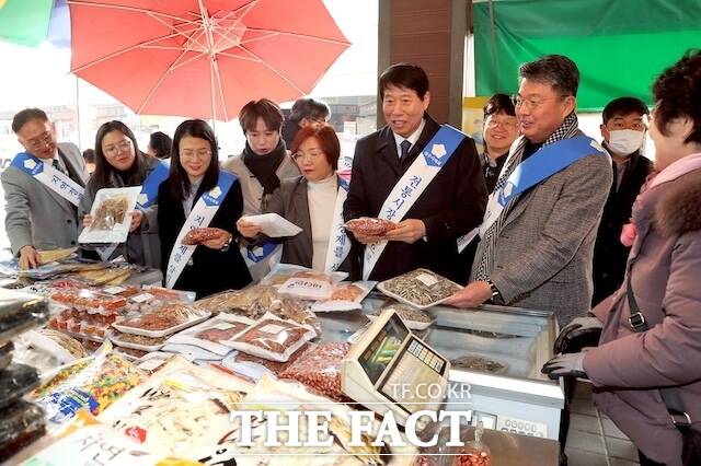 남관우 의장과 김원주 운영위원장, 최용철 행정위원장 등 전주시의회 의원들과 의회사무국 직원 등 20여 명은 22일 전주 모래내시장을 찾아 온누리상품권으로 설 제수용품을 구매하고 상인들의 애로사항을 청취했다. /전주시의회