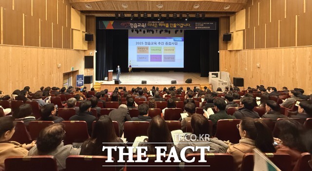 최용운 정읍교육지원청 교육장은 21일 을사년 푸른 뱀의 해를 맞아 힘찬 첫 시작을 알리는 2025년 정읍 교육 계획 설명회를 관내 유, 초, 중, 고, 특수학교 교직원 및 학부모를 대상으로 개최했다. / 정읍교육지원청