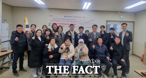 21일 아산시 북한이탈주민 정착지원센터에서 개최된 윗동네, 아랫동네, 행복한 동행 가족과 설 명절 함께 보내기 사랑의 물품나눔 행사 참가자들이 기념사진을 찍고 있다. /아산시