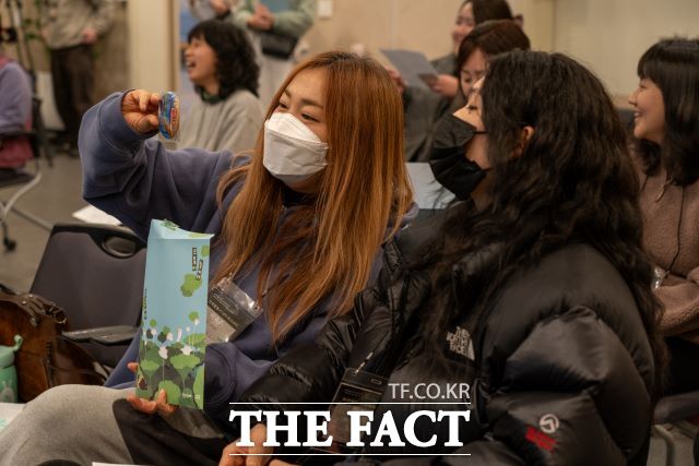 실학박물관이 개최한 지역 활동가들과 함께하는 첫 네트워크파티 참가자가 기념 촬영을 하고 있다./경기문화재단