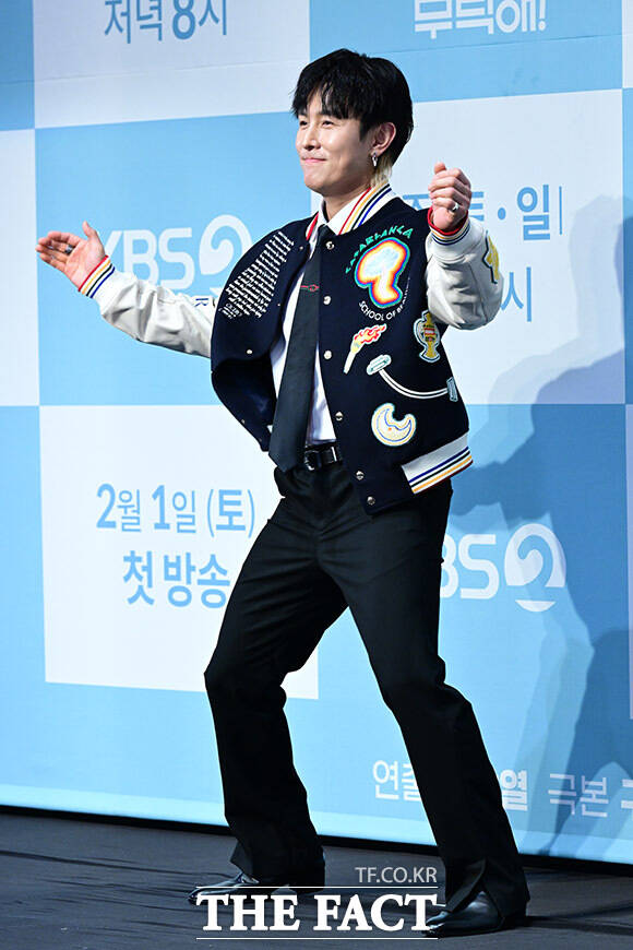 극중 줌바댄스 강사 역을 맡은 김동완, 혹시 춤추는 포즈 가능한가요?