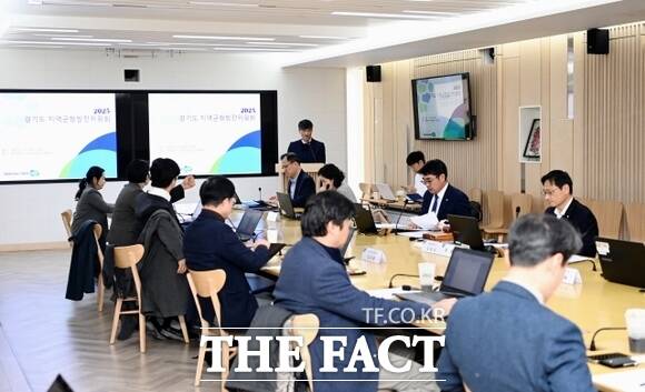 지난 21일 경기도청 북부청사에서 오후석 행정2부지사 주재로 열린 ‘경기도 지역균형발전위원회’에서 ‘2025년도 지역균형발전사업 시행계획’을 심의하고 있다./경기도