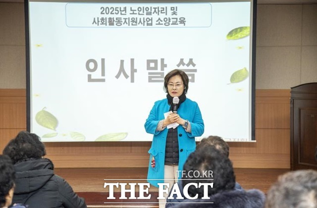 1월 10일 박희영 용산구청장이 경로당 중식 매니저 교육에 참석해 인사말을 하고 있다./용산구
