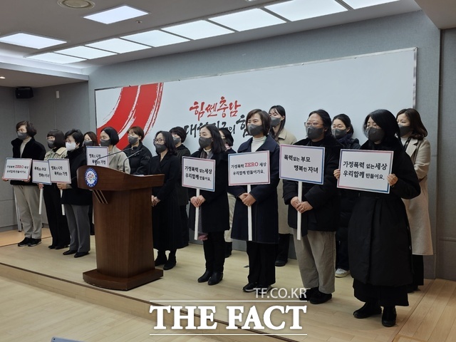 충남도내 14개 여성폭력피해자 지원단체들이 22일 도청 프레스센터에서 기자회견을 열고 가정폭력범죄 사건에 대한 정부의 엄정한 대응을 촉구하고 있다. /이정석 기자