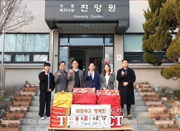 21일 설동호 교육감이 사회복지시설 천양원을 방문해 위문품을 전달한 후 기념촬영을 하고 있다. /대전시교육청