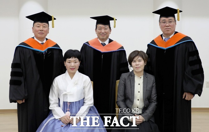 국립공오공대는 21일 명예박사 학위수여식을 열고 본교 출신 지역 기업대표 2명에게 명예공학박사 학위를 수여했다. 뒷줄 좌측부터 서임교 대표, 곽호상 총장, 금시덕 대표, 앞줄 좌측 서 대표 부인 장순희 씨, 우측 금 대표 부인 김경숙 씨. /금오공대