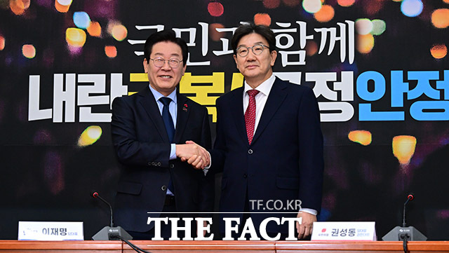 윤 대통령에 대한 탄핵심판 결과에 따라 열릴 수 있는 조기 대선도 국민의 관심사다. 사진은 권성동 국민의힘 당대표 권한대행 겸 원내대표와 이재명 더불어민주당 대표가 지난해 12월 18일 오후 서울 여의도 국회 더불어민주당 대표회의실에서 만나 악수하고 있는 모습. /남윤호 기자