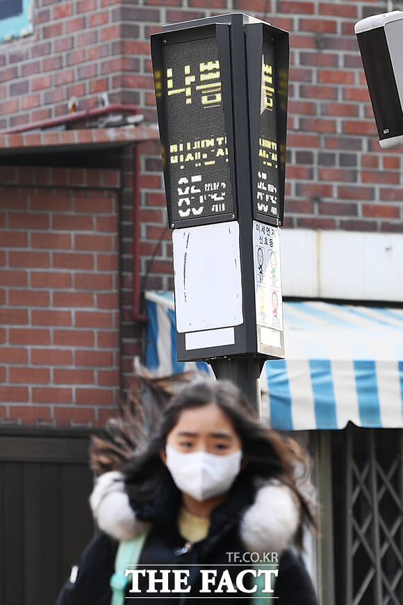 수도권 지역에 미세먼지 비상저감조치가 시행된 22일 오후 서울 마포구 상암동 일대에 어린이가 마스크를 쓰고 발걸음을 옮기고 있다. /서예원 기자