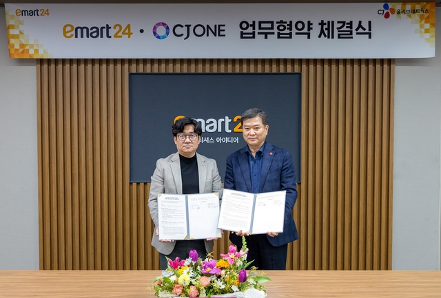 지난 21일 난 21일 서울시 성동구 성수동 이마트24 본사에서 열린 업무협약식에서 송만준 이마트24 대표이사(오른쪽)와 유인상 CJ올리브네트웍스 유인상 대표가 기념 촬영하고 있다. /이마트24