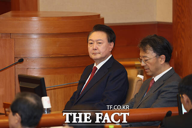 정치권에서 명절은 단순한 연휴 이상의 의미를 갖는다. 명절을 전후로 민심의 향방이 요동치기 때문이다. 사진은 12.3 비상계엄 선포로 내란 우두머리 혐의를 받아 구속된 윤석열 대통령이 21일 오후 서울 종로구 헌법재판소에서 열린 윤석열 대통령 탄핵심판 3차 변론기일에 참석하고 있는 모습. /사진공동취재단