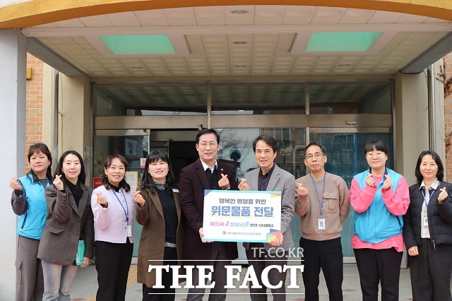 정성환 익산교육지원청 교육장(왼쪽부터 5번째)이 22일 보훈 가족과 장애인복지시설인 ‘밝은 집’을 방문해 사랑의 물품을 전달하고 있다/익산교육지원청