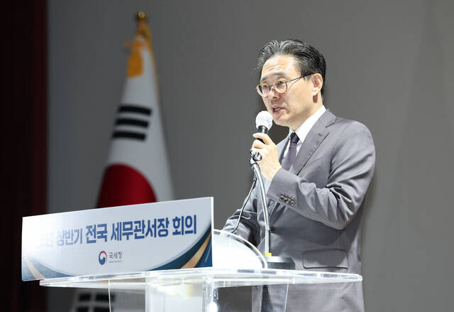 강민수 국세청장이 22일 국세청에서 열린 전국 세무관서장 회의에서 2025년 국세행정 운영방안에 대해 이야기하고 있다. /국세청