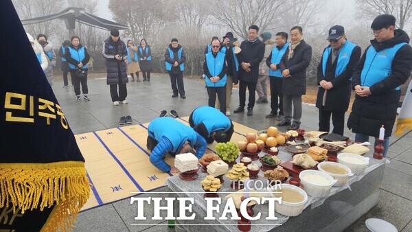 민주평화통일자문회의 대전대덕구협의회는 21일 북한이탈주민과 자문위원 등 30여 명을 대상으로 북한을 바라볼 수 있는 강화평화전망대에서 ‘따뜻한 이웃사촌의 아름다운 동행’ 사업을 통해 망향제와 평화공감 현장견학을 진행했다. 사진은 망향제 진행 모습./민주평화통일자문회의 대전대덕구협의회