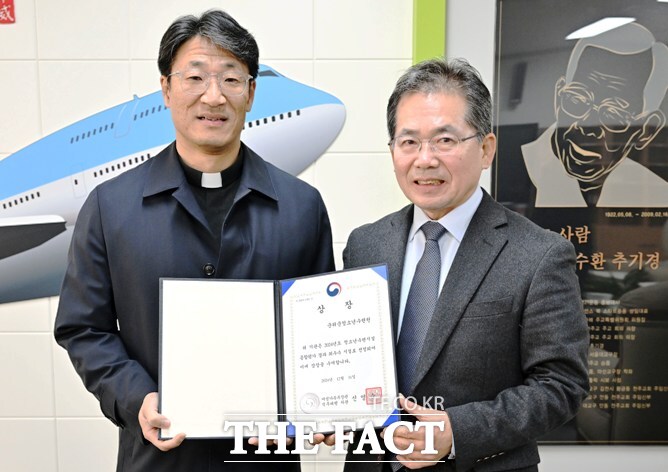 대구시 군위군 청소년수련원은 여성가족부가 주관 ‘2024년 청소년수련시설 종합평가’에서 최우수기관으로 선정됐다. 좌측부터 박동찬 군위군청소년수련원장, 김진열 군위군수. /군위군