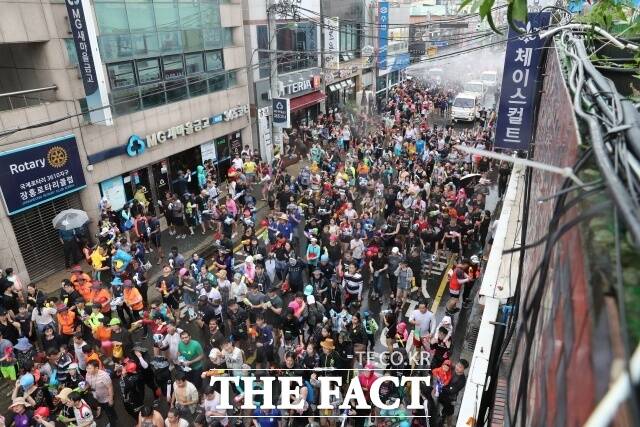 장흥군은 지난 21일 정남진장흥 물축제가 2025년 전남도 대표 우수축제에 선정됐다. 사진은 지난해 열린 정남진장흥 물축제 거리퍼레이드 모습./더팩트 DB