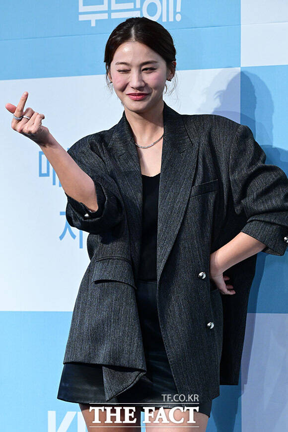 배우 유인영이 22일 오후 서울 구로구 라마다서울에서 열린 드라마 독수리 5형제를 부탁해! 제작발표회에서 포즈를 취하고 있다. /남윤호 기자